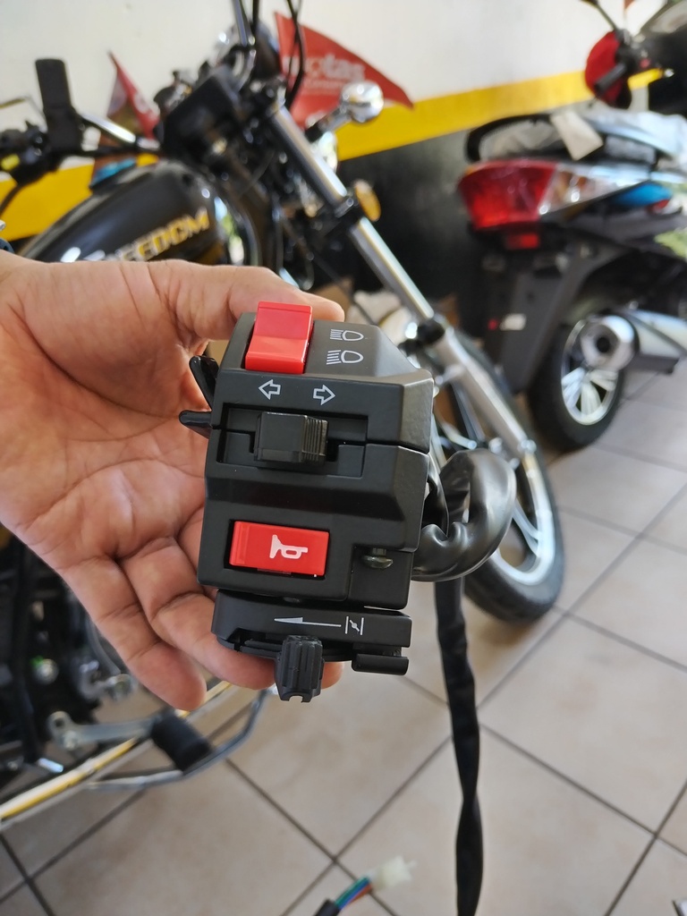 CR4 250N – SWITCH DE LUCES LH